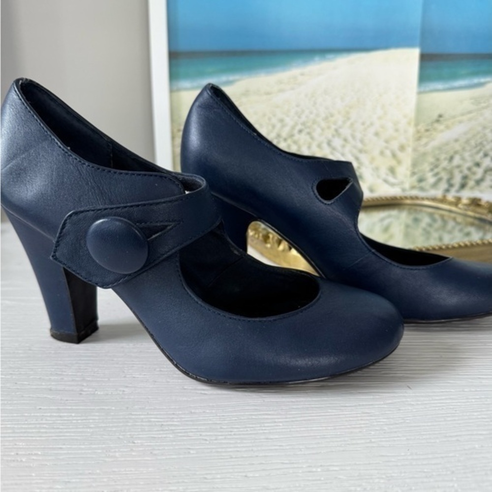 Steve Madden ❤️❤️Blue Heels with Strap and Cut-out Design